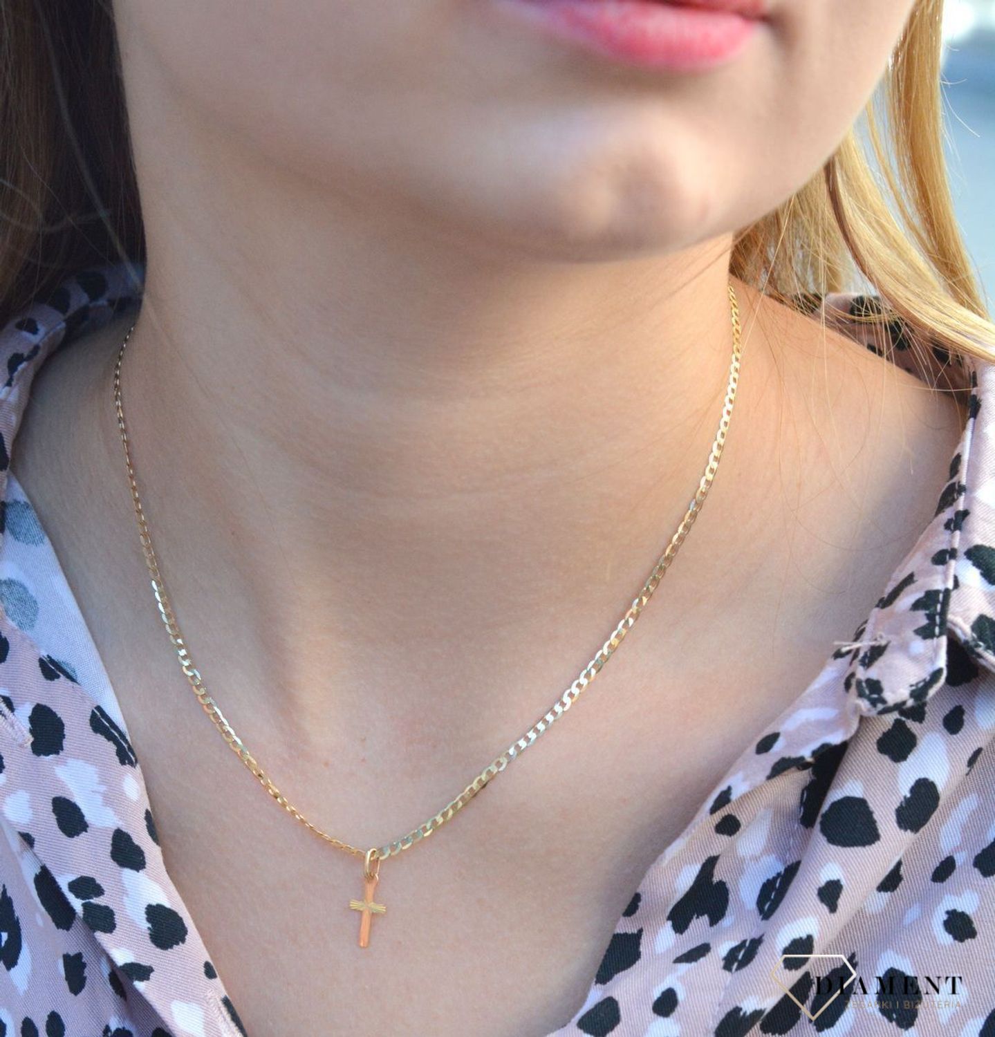 Złota zawieszka na łańcuszek krzyżyk diamentowany 1,5 cm BKKZ000000-398. Złoty wisiorek krzyżyk to biżuteria sakralna, która sprawdzi się jako prezent na takie okazje jak chrzest, bierzmowanie czy komunia..jpg