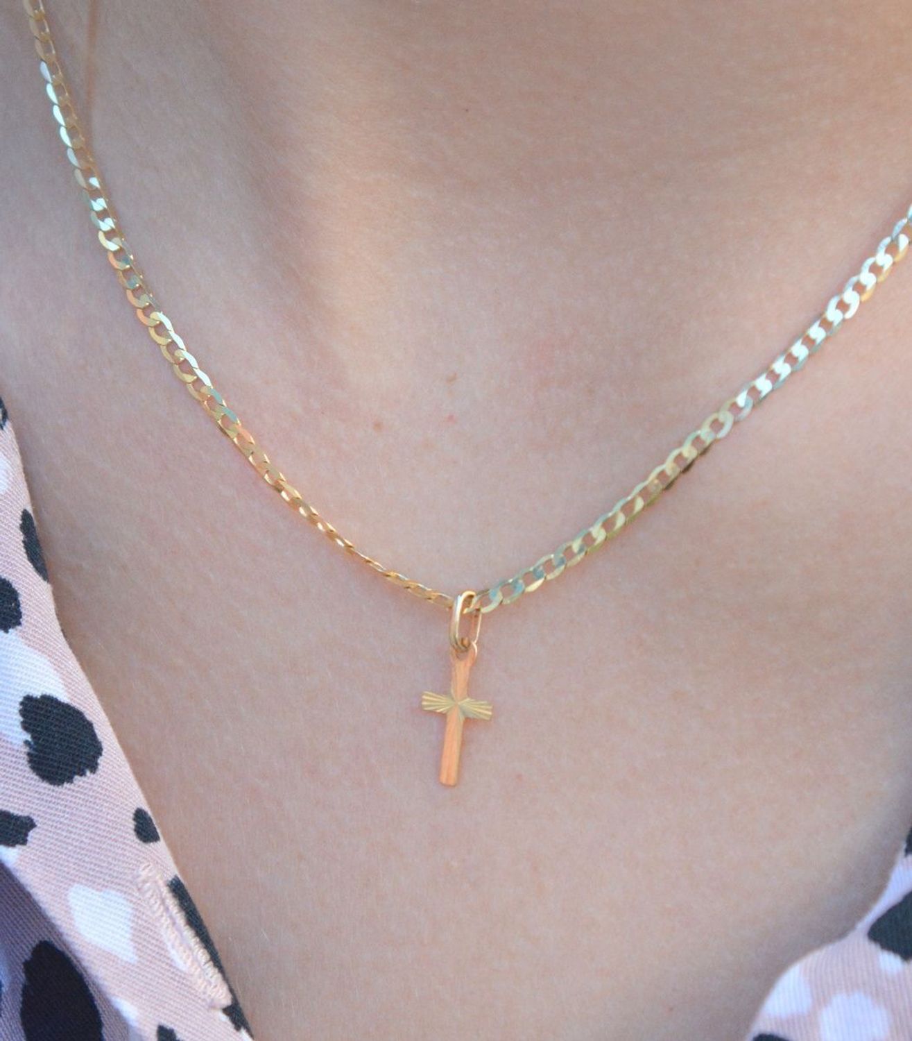 Złota zawieszka na łańcuszek krzyżyk diamentowany 1,5 cm BKKZ000000-398. Złoty wisiorek krzyżyk to biżuteria sakralna, która sprawdzi się jako prezent na takie okazje jak chrzest, bierzmowanie czy komunia..jpg