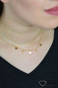 Srebrny naszyjnik celebrytka pozłacana gwiazdki BKN000000-291. Model naszyjnika został ozdobiony zawieszkami w kształcie gwiazdek w kolorze złota (5).JPG