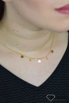 Srebrny naszyjnik celebrytka pozłacana gwiazdki BKN000000-291. Model naszyjnika został ozdobiony zawieszkami w kształcie gwiazdek w kolorze złota (7).JPG