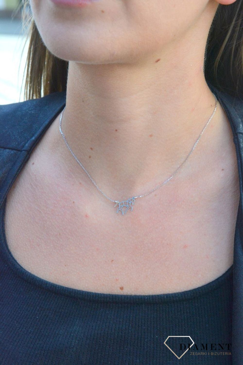 Naszyjnik srebrny celebrytka z koniem BKN000000-320. Naszyjnik srebrny celebrytka. Srebrny naszyjnik damski. Naszyjnik damski z koniem. Srebrny naszyjnik celebrytka na każdą okazję. Naszyjnik celebrytka idealny na prezent..jpg