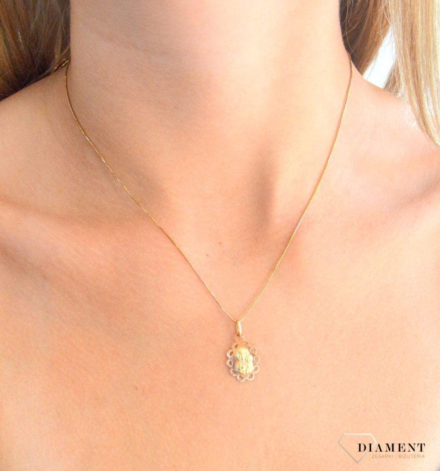 Złota zawieszka 585 medalik z ażurowym wykończeniem Matka Boska Częstochowska BKZ000000-012.jpg