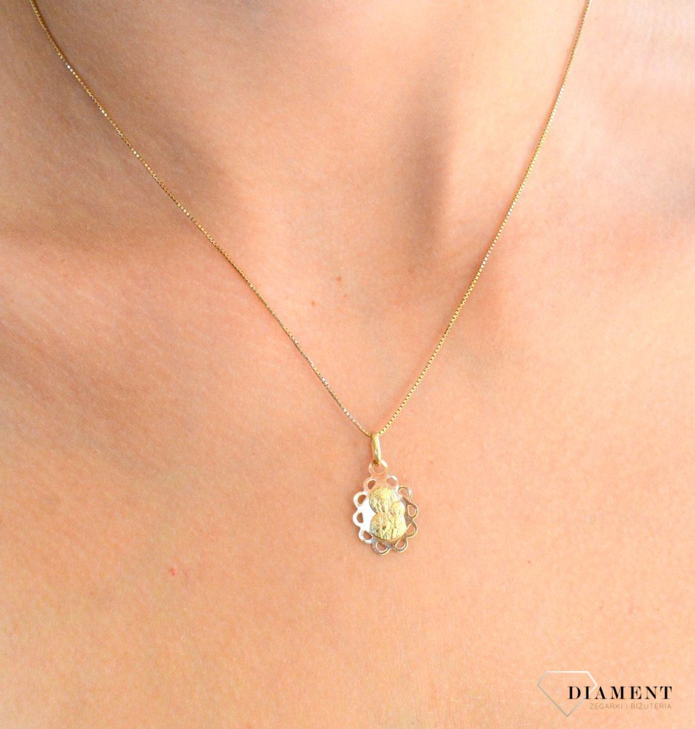 Złota zawieszka 585 medalik z ażurowym wykończeniem Matka Boska Częstochowska BKZ000000-012.jpg