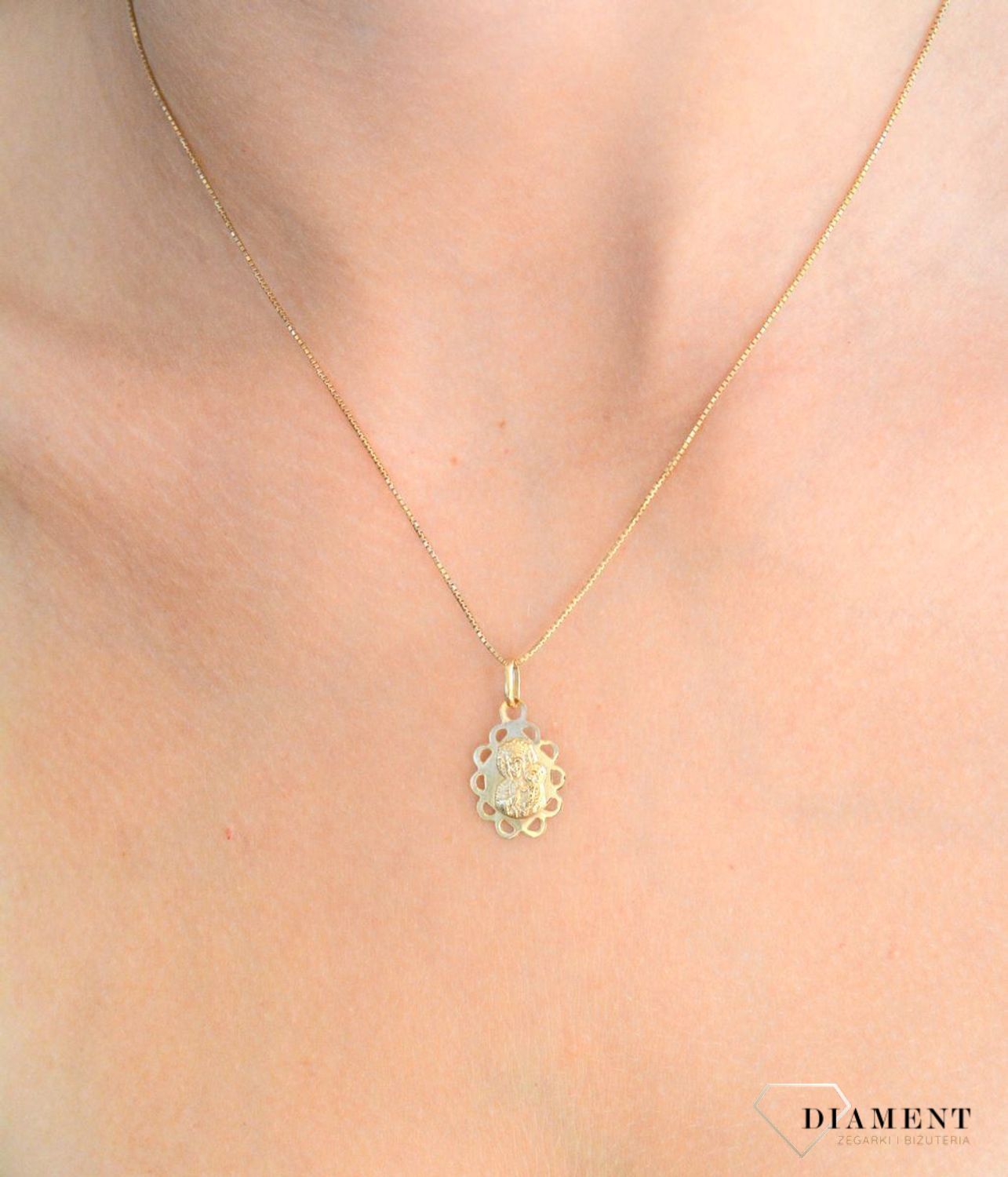 Złota zawieszka 585 medalik z ażurowym wykończeniem Matka Boska Częstochowska BKZ000000-012.jpg