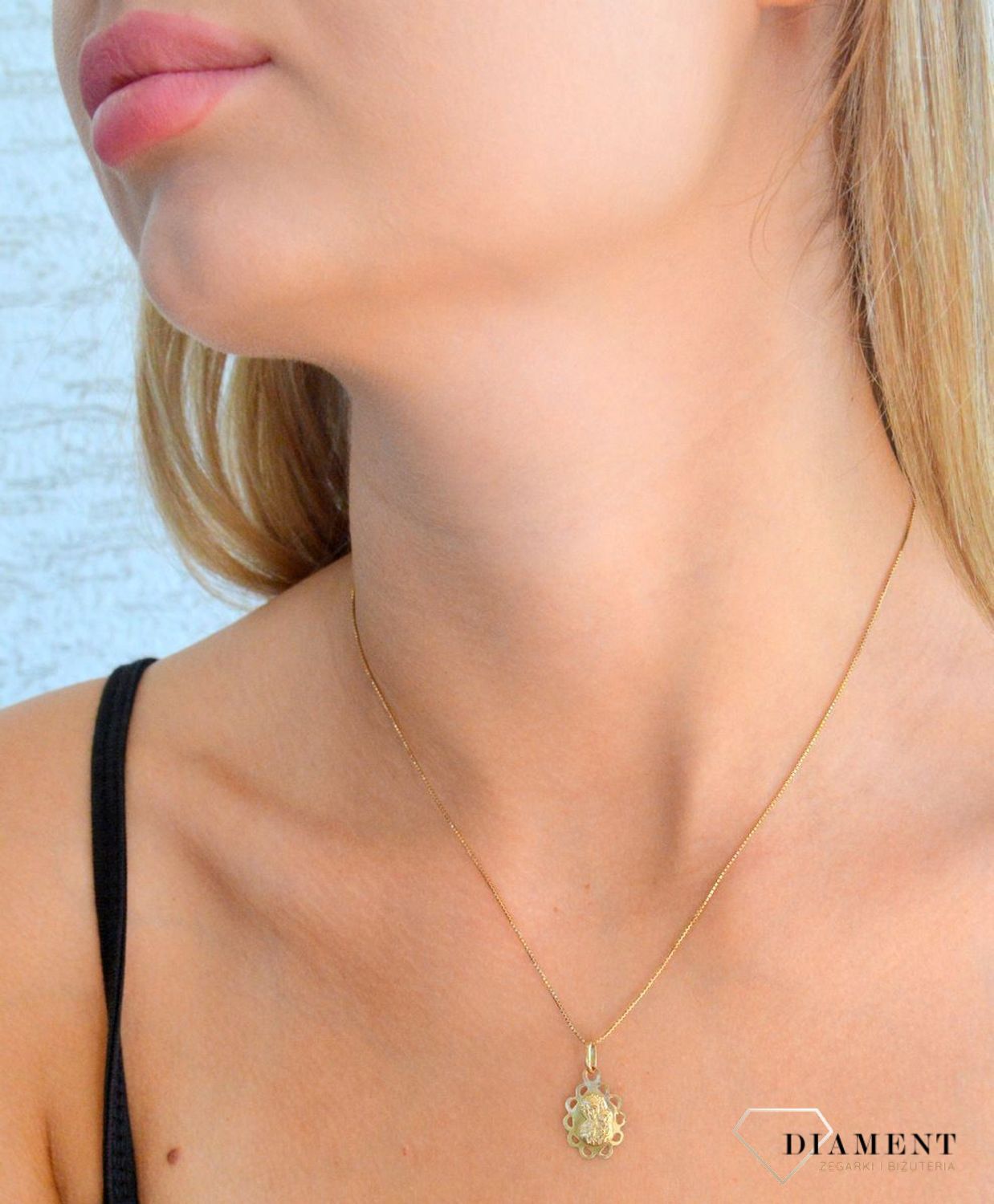 Złota zawieszka 585 medalik z ażurowym wykończeniem Matka Boska Częstochowska BKZ000000-012.jpg