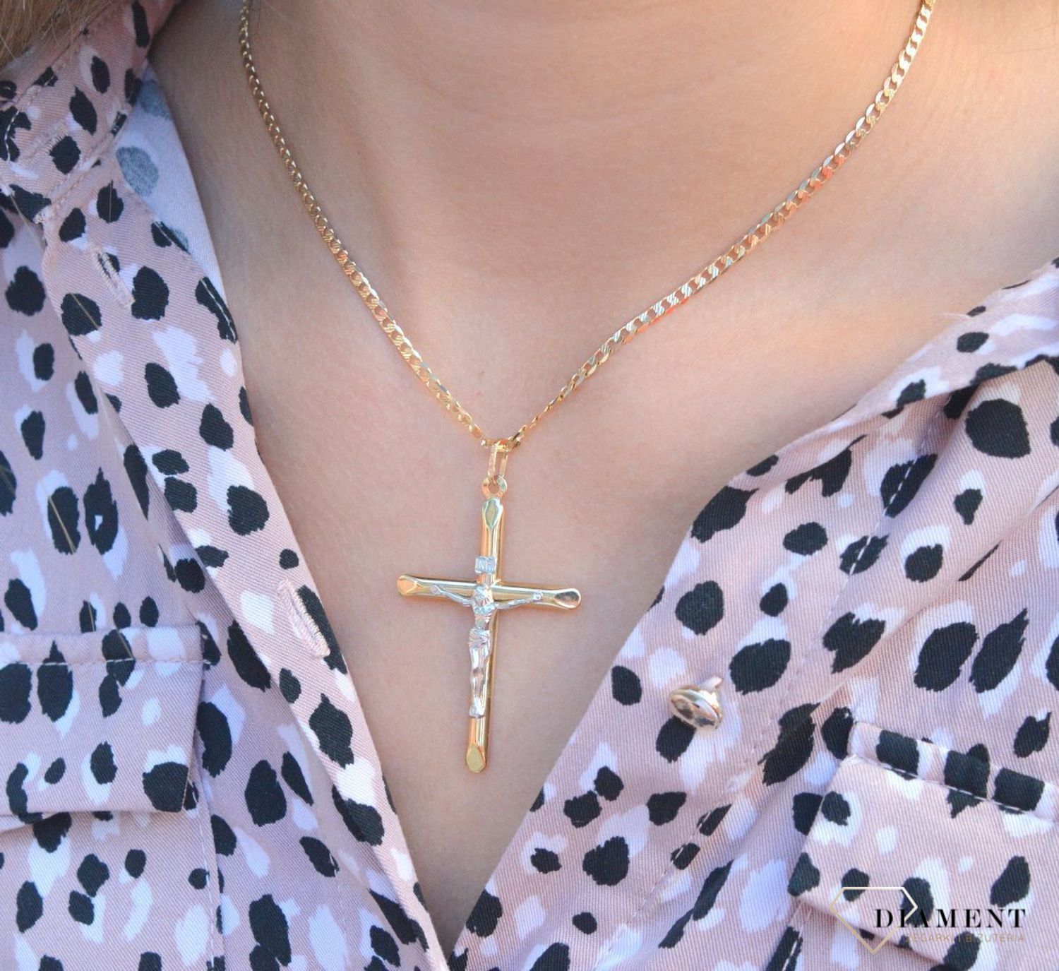 Złota zawieszka na łańcuszek krzyżyk z wizerunkiem Jezusa 5 cm BKZ000000-065. Złoty wisiorek krzyżyk z wizerunkiem Pana Jezusa to biżuteria sakralna, która sprawdzi się jako prezent na takie okazje jak chrzest, bierzmowanie cz.jpg