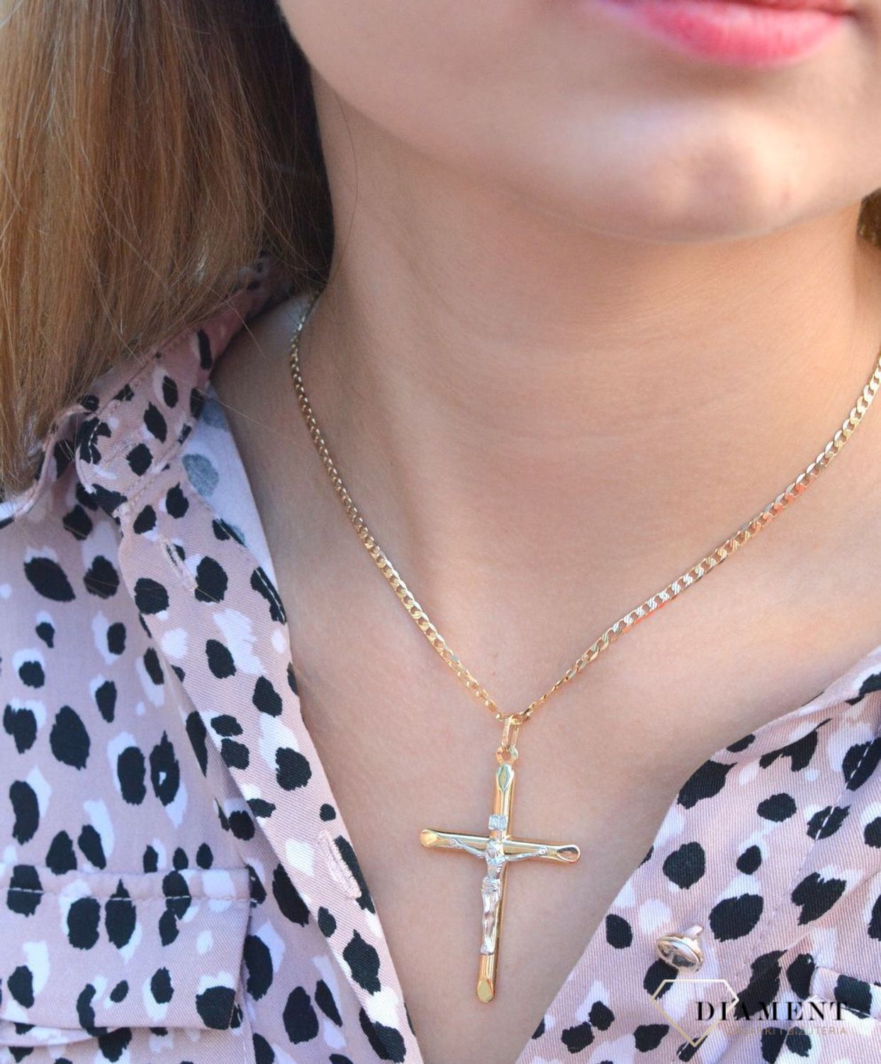 Złota zawieszka na łańcuszek krzyżyk z wizerunkiem Jezusa 5 cm BKZ000000-065. Złoty wisiorek krzyżyk z wizerunkiem Pana Jezusa to biżuteria sakralna, która sprawdzi się jako prezent na takie okazje jak chrzest, bierzmowanie cz.jpg