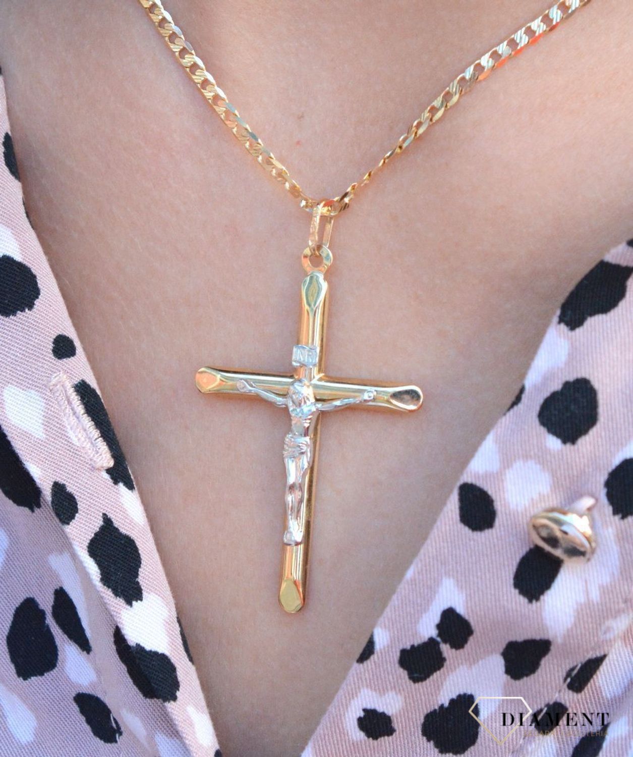 Złota zawieszka na łańcuszek krzyżyk z wizerunkiem Jezusa 5 cm BKZ000000-065. Złoty wisiorek krzyżyk z wizerunkiem Pana Jezusa to biżuteria sakralna, która sprawdzi się jako prezent na takie okazje jak chrzest, bierzmowanie cz.jpg