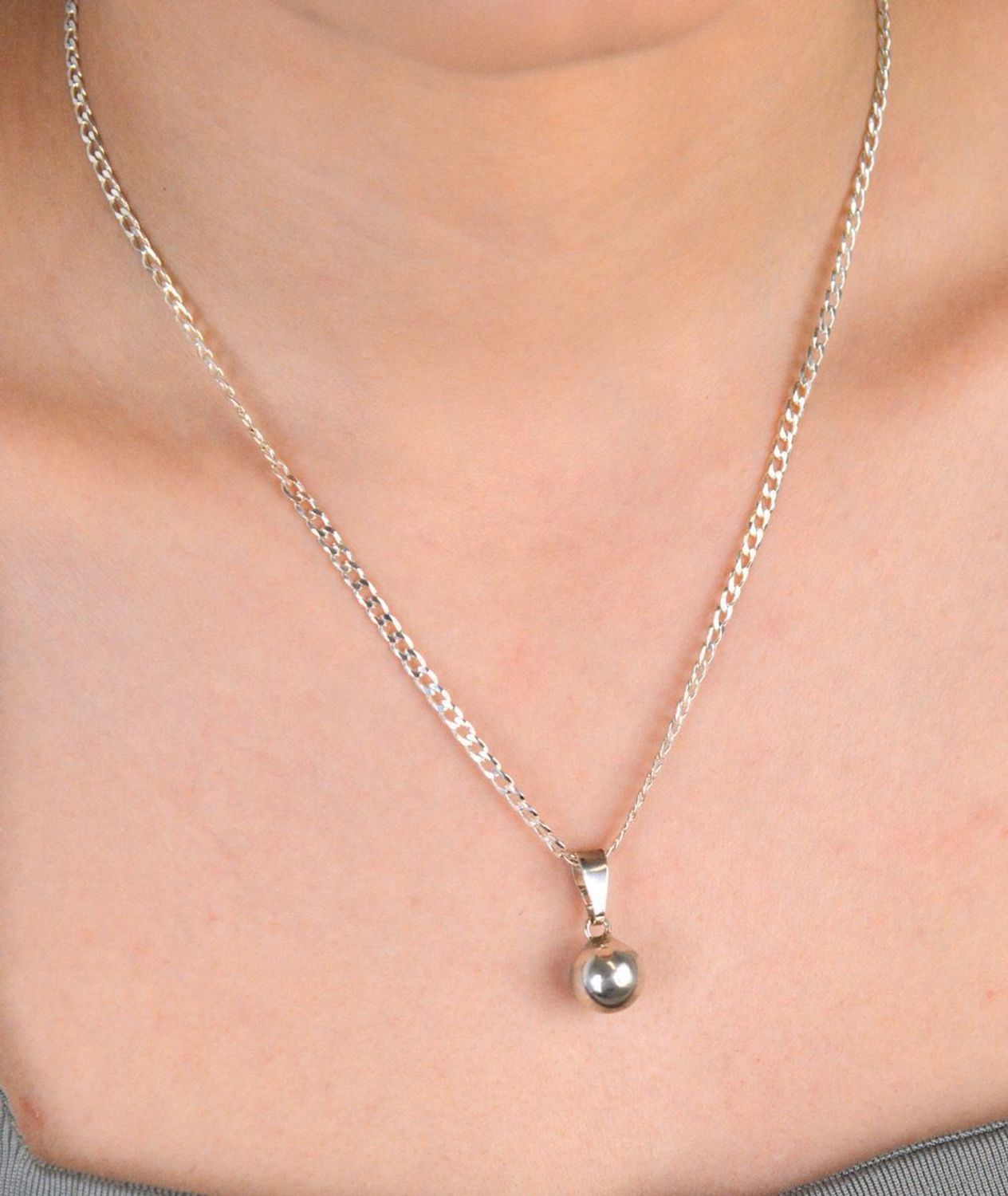 Zawieszka damska kulka srebrna próba 925, BKZ000000-256 Zawieszka w kształcie kulki, wykonana ze srebra próby 925, to ponadczasowy i uniwersalny dodatek do każdej biżuteryjnej kolekcji.1.jpg