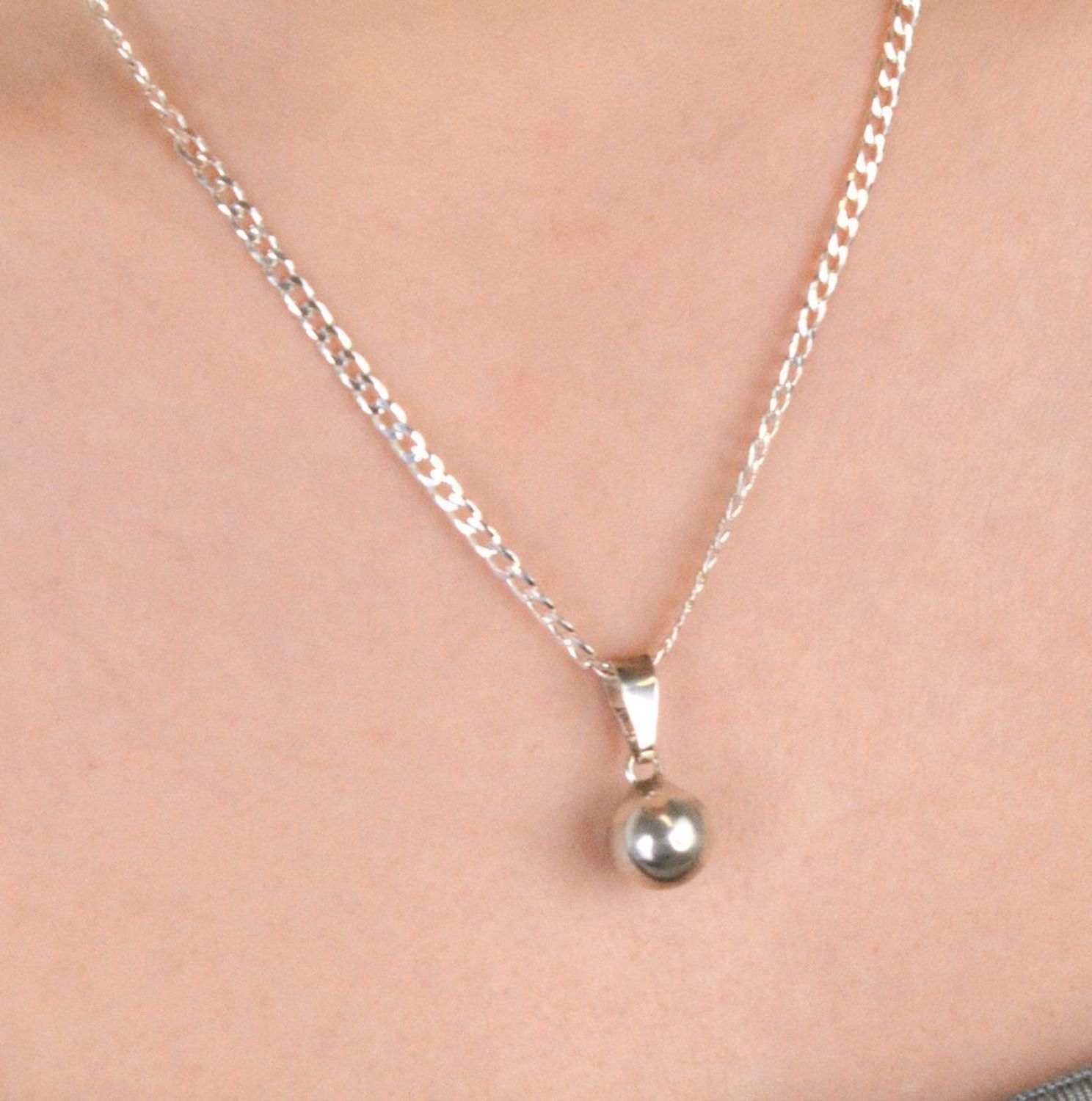 Zawieszka damska kulka srebrna próba 925, BKZ000000-256 Zawieszka w kształcie kulki, wykonana ze srebra próby 925, to ponadczasowy i uniwersalny dodatek do każdej biżuteryjnej kolekcji.1.jpg