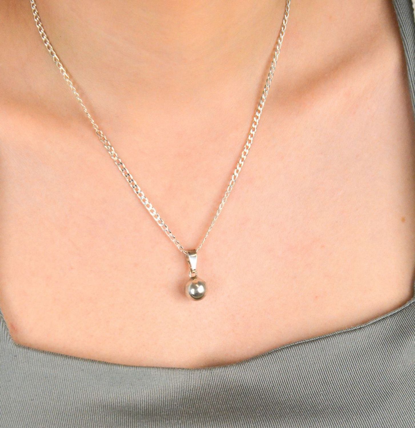 Zawieszka damska kulka srebrna próba 925, BKZ000000-256 Zawieszka w kształcie kulki, wykonana ze srebra próby 925, to ponadczasowy i uniwersalny dodatek do każdej biżuteryjnej kolekcji.1.jpg