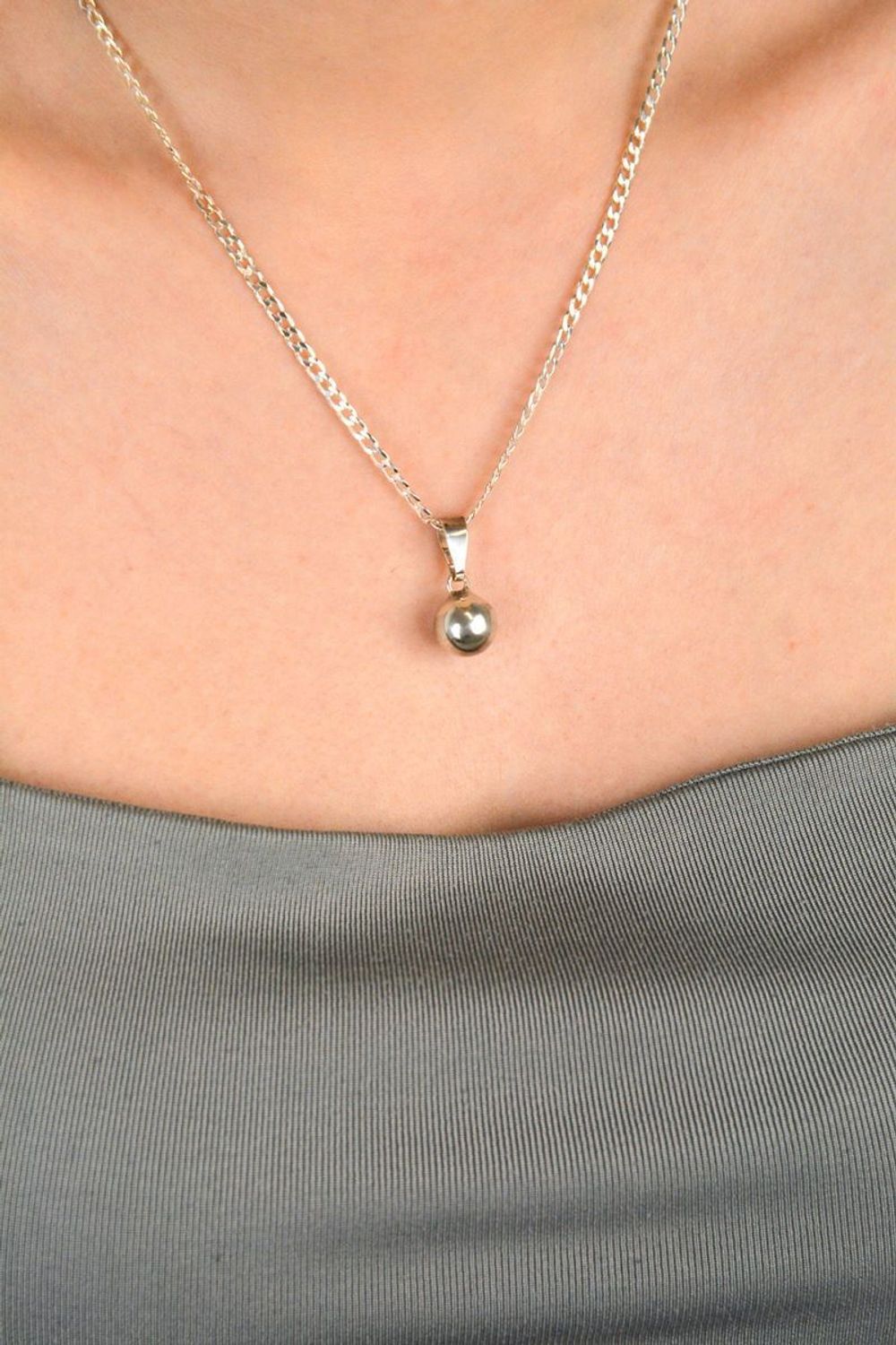 Zawieszka damska kulka srebrna próba 925, BKZ000000-256 Zawieszka w kształcie kulki, wykonana ze srebra próby 925, to ponadczasowy i uniwersalny dodatek do każdej biżuteryjnej kolekcji.1.jpg