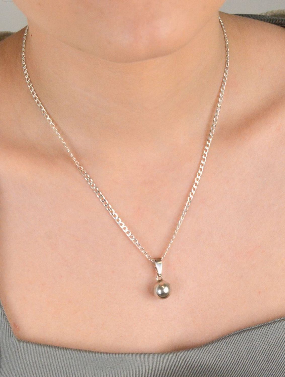 Zawieszka damska kulka srebrna próba 925, BKZ000000-256 Zawieszka w kształcie kulki, wykonana ze srebra próby 925, to ponadczasowy i uniwersalny dodatek do każdej biżuteryjnej kolekcji.1.jpg