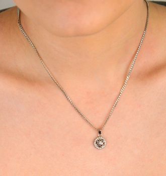 Zawieszka srebrna okrągła z motywem kwiatka próba 925, BKZ000000-268 Delikatna i romantyczna – ta srebrna zawieszka z motywem kwiatka i błyszczącą cyrkonią to idealny wybór (2).JPG