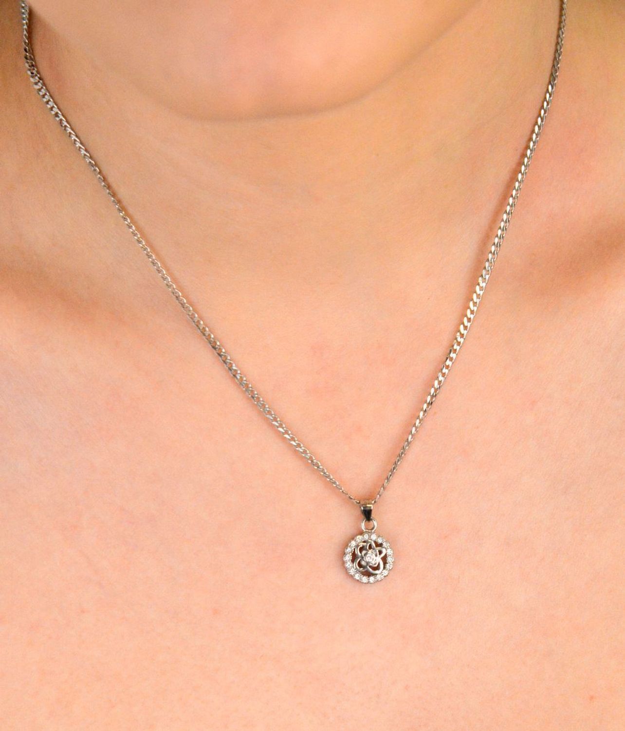 Zawieszka srebrna okrągła z motywem kwiatka próba 925, BKZ000000-268 Delikatna i romantyczna – ta srebrna zawieszka z motywem kwiatka i błyszczącą cyrkonią to idealny wybór.jpg