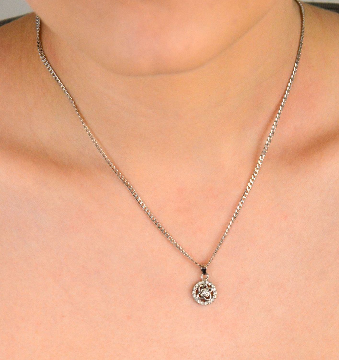 Zawieszka srebrna okrągła z motywem kwiatka próba 925, BKZ000000-268 Delikatna i romantyczna – ta srebrna zawieszka z motywem kwiatka i błyszczącą cyrkonią to idealny wybór.jpg