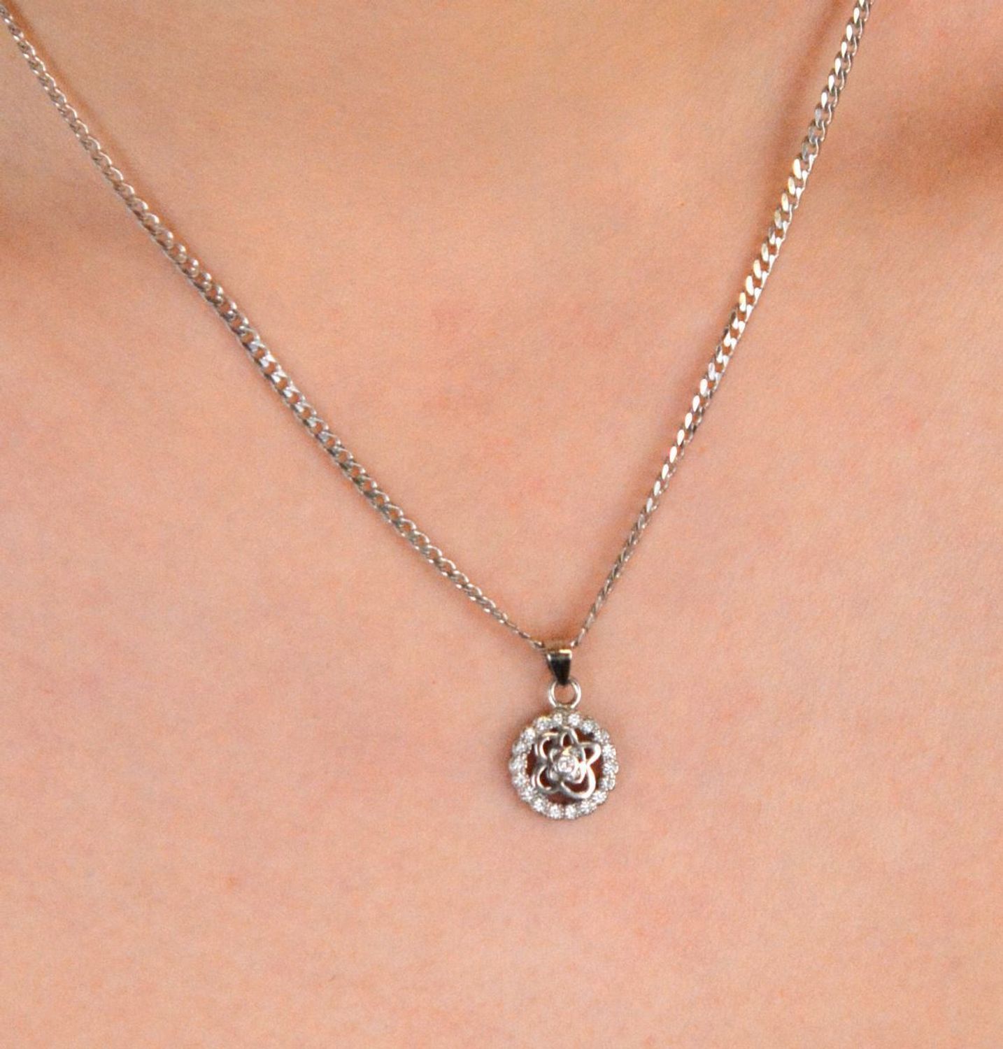 Zawieszka srebrna okrągła z motywem kwiatka próba 925, BKZ000000-268 Delikatna i romantyczna – ta srebrna zawieszka z motywem kwiatka i błyszczącą cyrkonią to idealny wybór.jpg