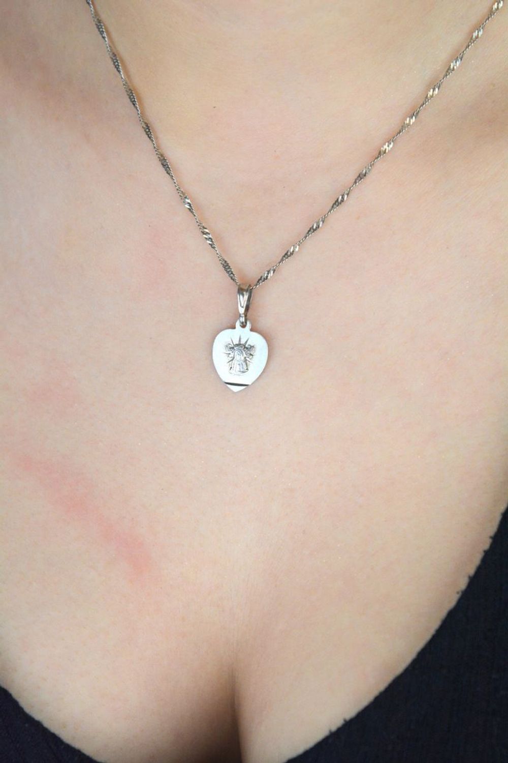 Elegancki srebrny medalik z wizerunkiem Matki Boskiej Licheńskiej w kształcie serca. Wykonany ze srebra próby 925, waga 1,5 g, idealny jako prezent duchowy. Sprawdź!1.jpg