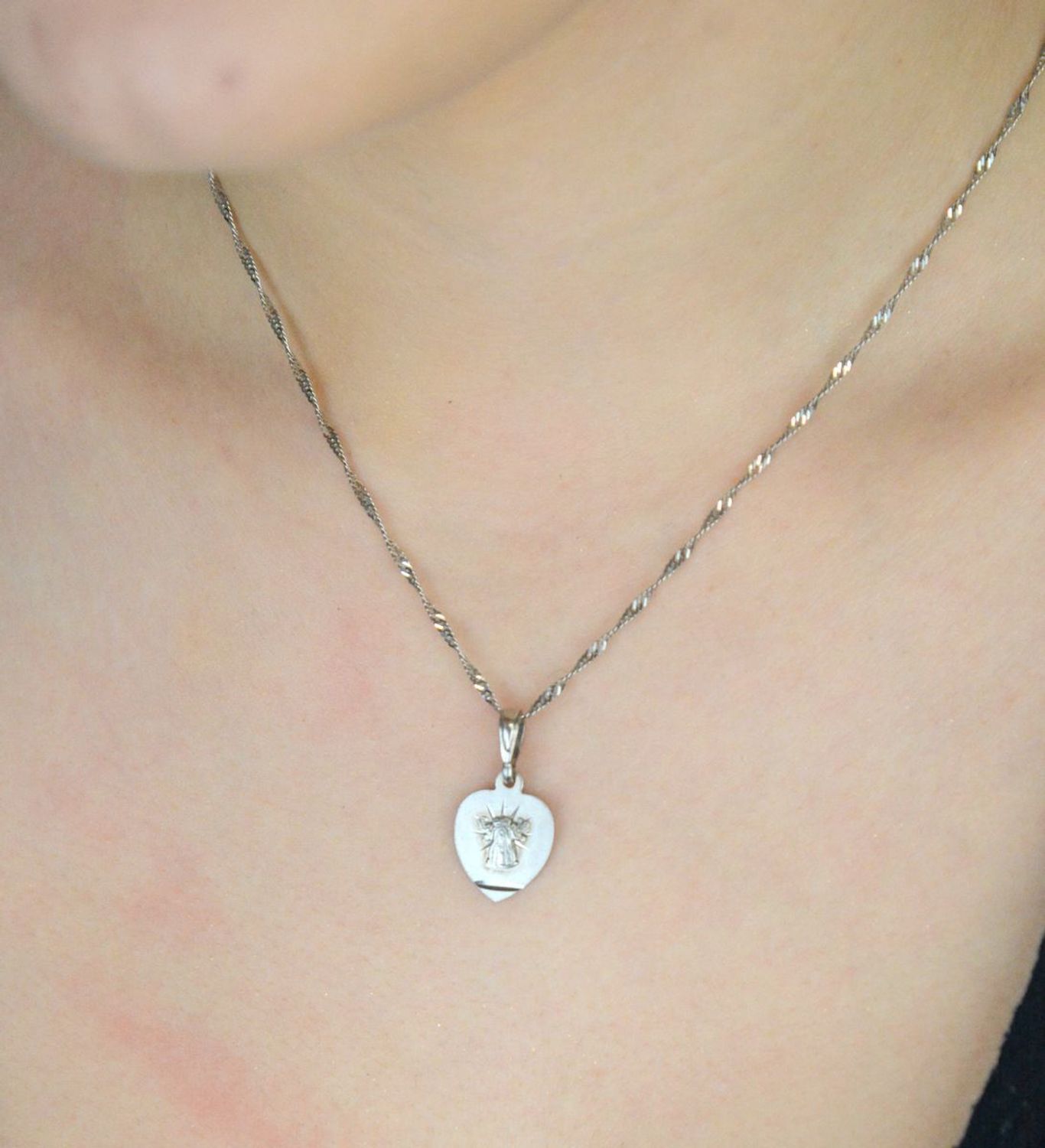 Elegancki srebrny medalik z wizerunkiem Matki Boskiej Licheńskiej w kształcie serca. Wykonany ze srebra próby 925, waga 1,5 g, idealny jako prezent duchowy. Sprawdź!1.jpg
