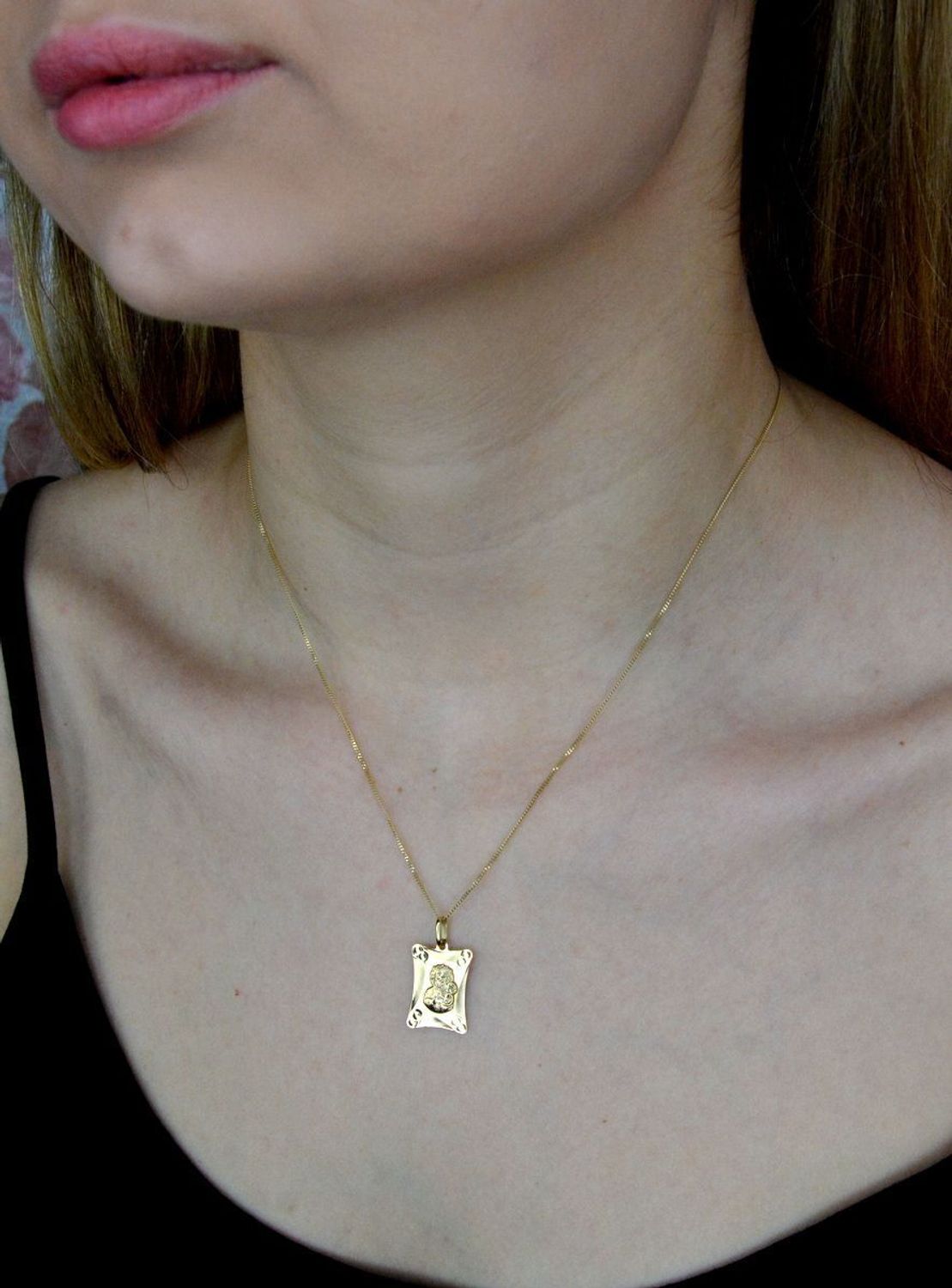 Złota zawieszka 585 medalik z Matką Boską Częstochowską BKZ000000-402. Medalik będący wspaniałą pamiątką i prezentem z okazji chrztu, komunii czy bierzmowania. Biżuteria sakralna..jpg