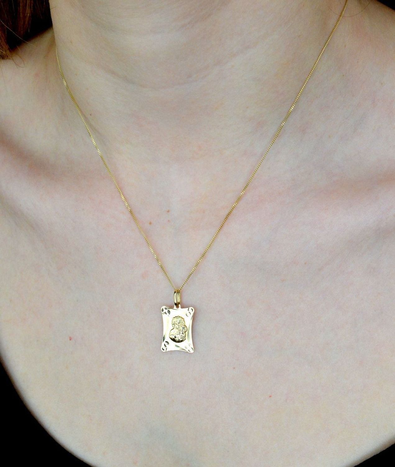 Złota zawieszka 585 medalik z Matką Boską Częstochowską BKZ000000-402. Medalik będący wspaniałą pamiątką i prezentem z okazji chrztu, komunii czy bierzmowania. Biżuteria sakralna..jpg