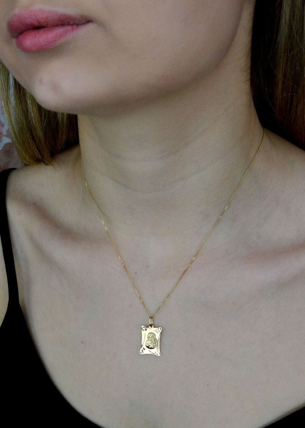 Złota zawieszka 585 medalik z Matką Boską Częstochowską BKZ000000-402. Medalik będący wspaniałą pamiątką i prezentem z okazji chrztu, komunii czy bierzmowania. Biżuteria sakralna..jpg