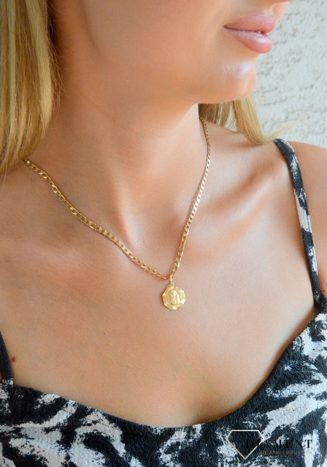 Złota zawieszka 585 grawerowana medalik Matka Boska Częstochowska BKZ000000-405. Piękny medalik o bogatej symbolice religijnej. Religijną biżuterię wykonano z żółtego złota próby 585, kruszcu od wielu setek lat symbolizu1.jpg