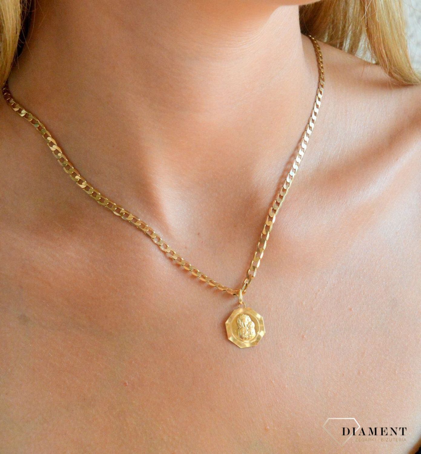 Złota zawieszka 585 grawerowana medalik Matka Boska Częstochowska BKZ000000-405. Piękny medalik o bogatej symbolice religijnej. Religijną biżuterię wykonano z żółtego złota próby 585, kruszcu od wielu setek lat symbolizu1.jpg