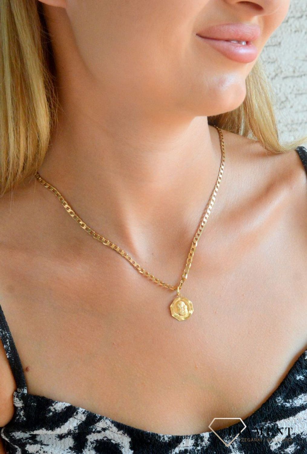 Złota zawieszka 585 grawerowana medalik Matka Boska Częstochowska BKZ000000-405. Piękny medalik o bogatej symbolice religijnej. Religijną biżuterię wykonano z żółtego złota próby 585, kruszcu od wielu setek lat symbolizu1.jpg