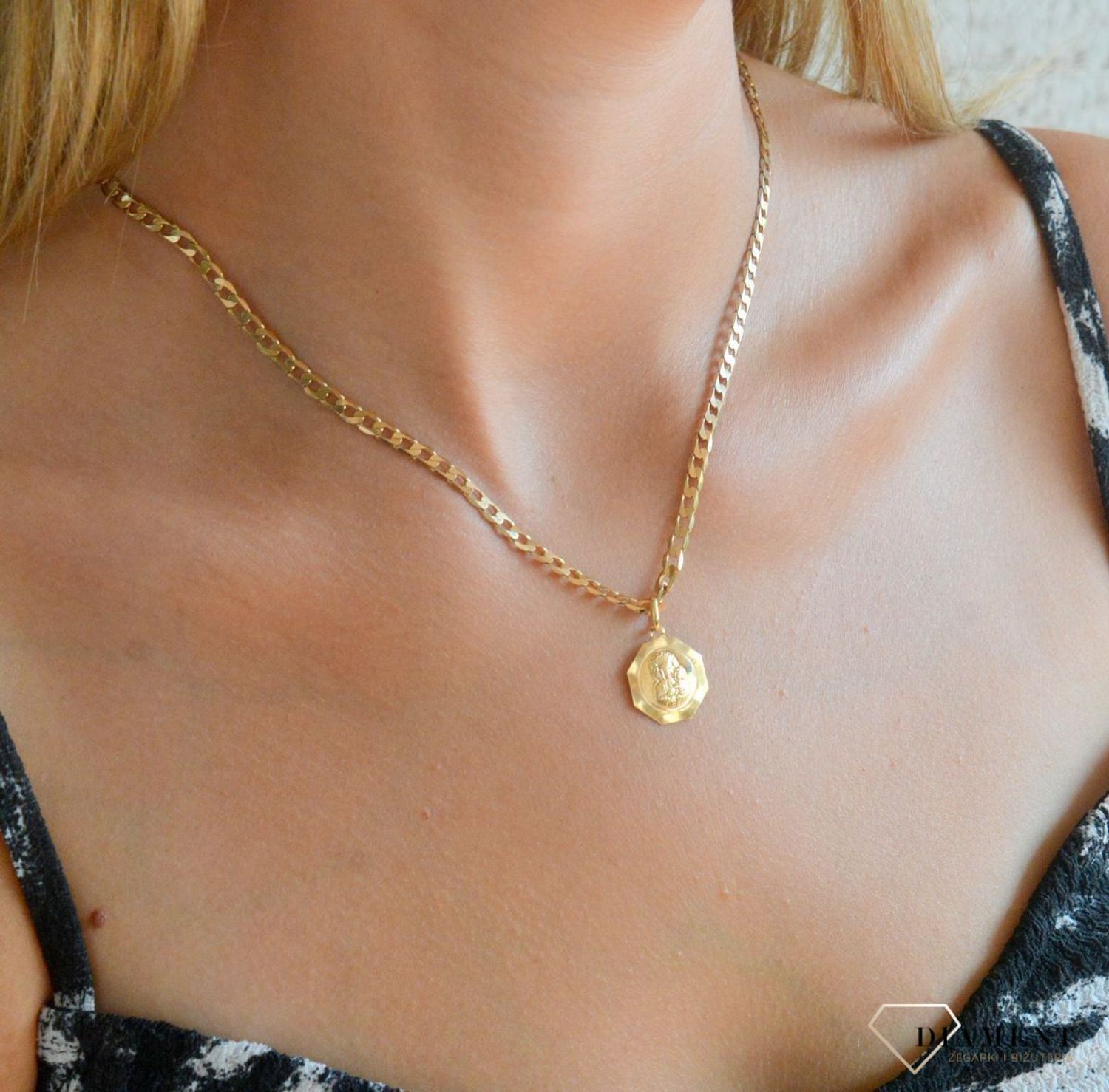 Złota zawieszka 585 grawerowana medalik Matka Boska Częstochowska BKZ000000-405. Piękny medalik o bogatej symbolice religijnej. Religijną biżuterię wykonano z żółtego złota próby 585, kruszcu od wielu setek lat symbolizu1.jpg