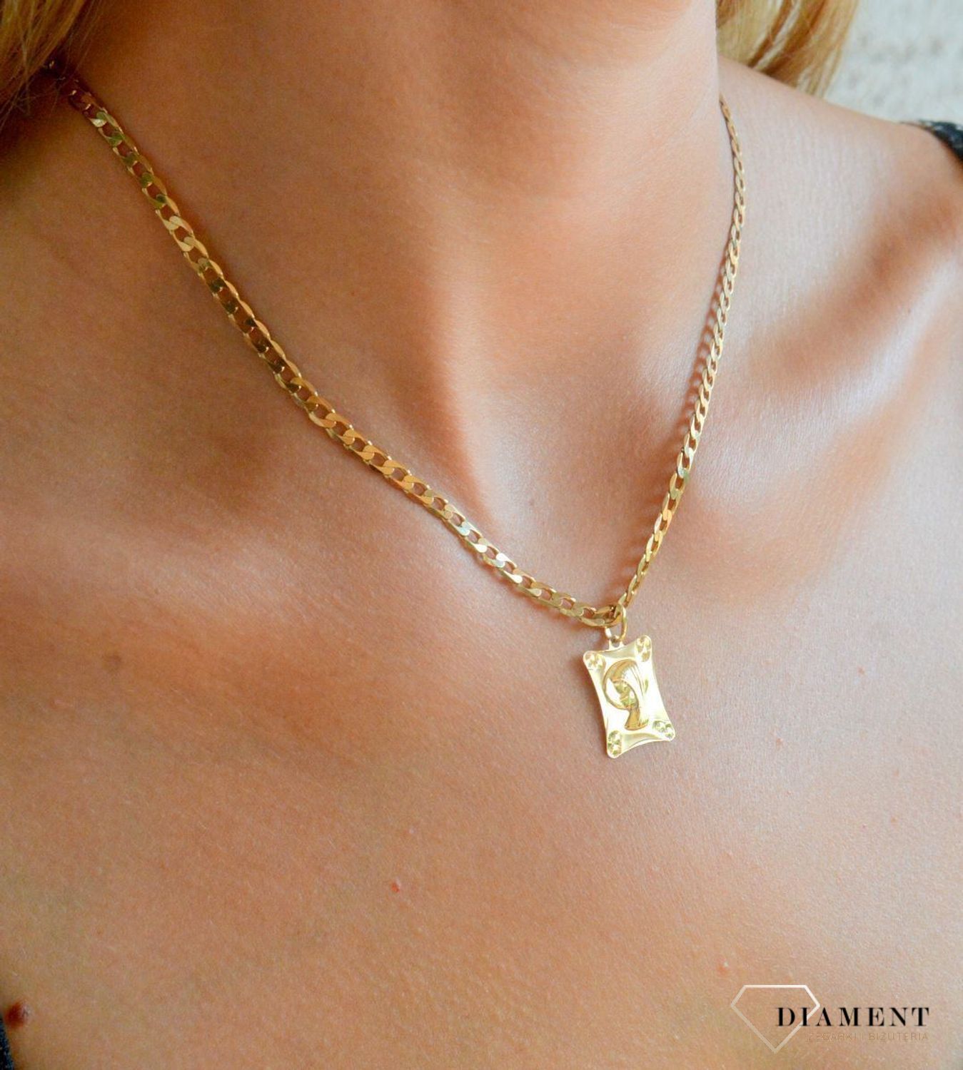 Złota zawieszka 585 medalik Matka Boska Częstochowska BKZ000000-408 Delikatny złoty medalik wykonany ze złota próby 585. Minimalistyczny dodatek, który pasuję do osoby w każdym wieku..jpg