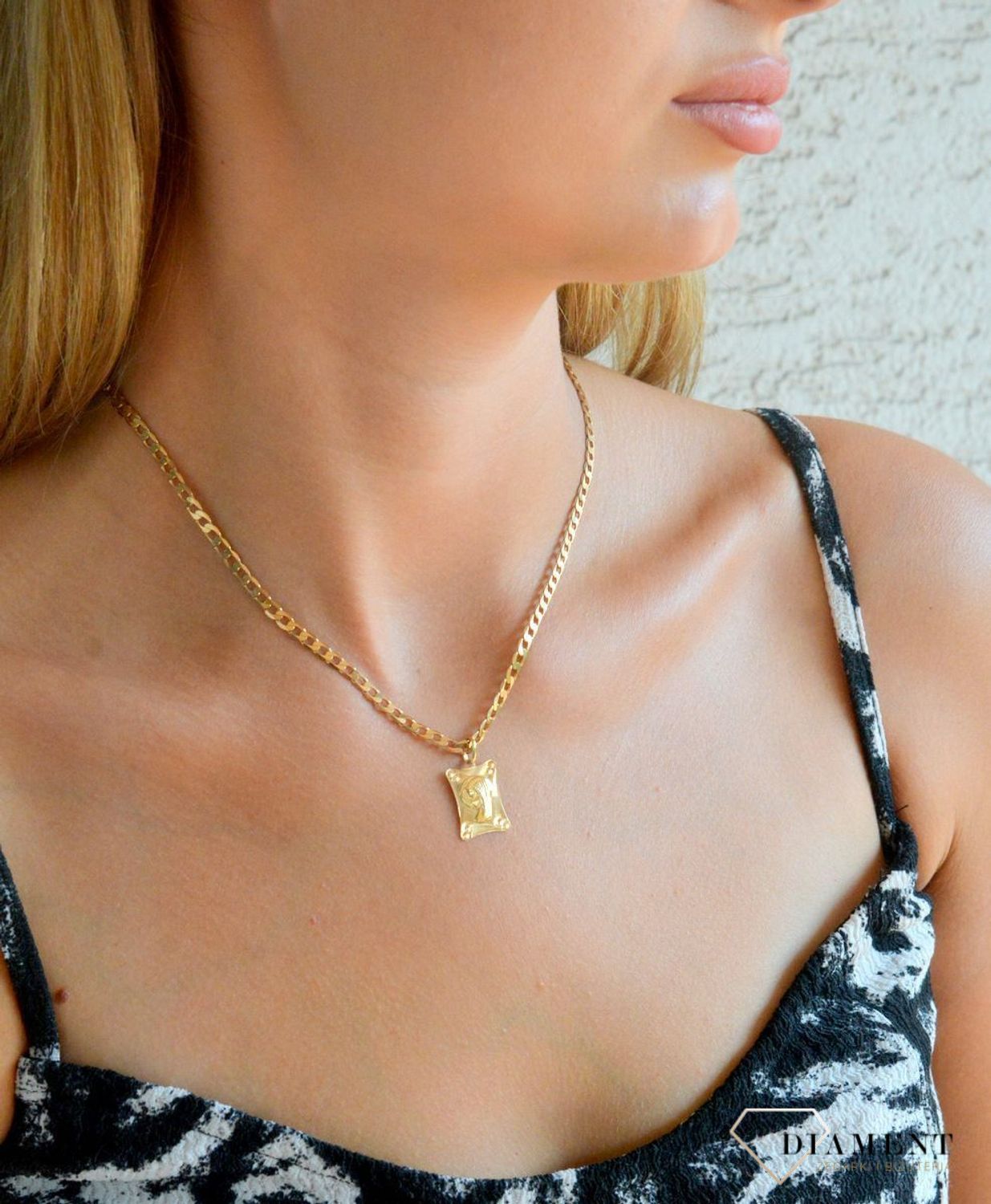 Złota zawieszka 585 medalik Matka Boska Częstochowska BKZ000000-408 Delikatny złoty medalik wykonany ze złota próby 585. Minimalistyczny dodatek, który pasuję do osoby w każdym wieku..jpg