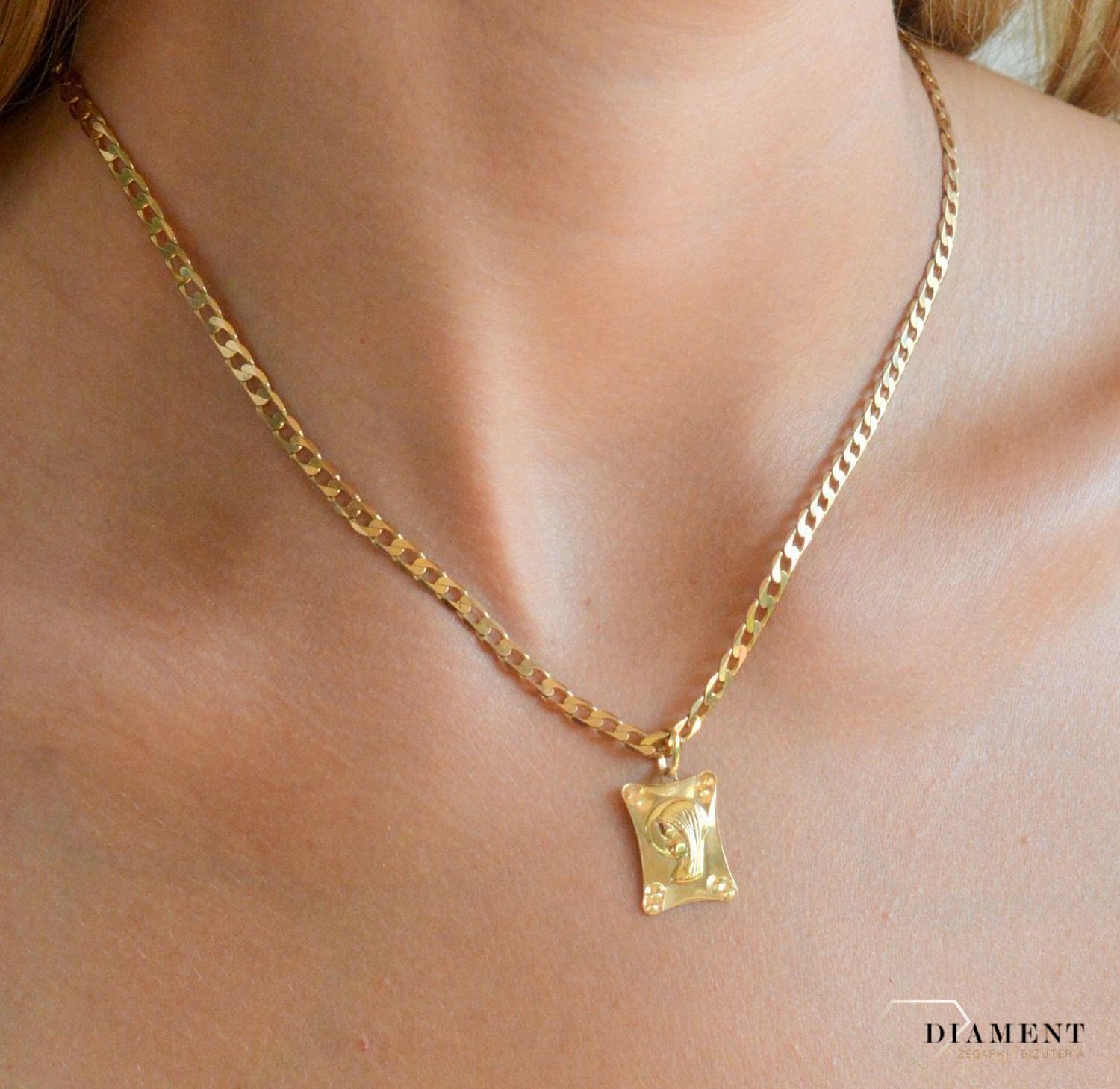 Złota zawieszka 585 medalik Matka Boska Częstochowska BKZ000000-408 Delikatny złoty medalik wykonany ze złota próby 585. Minimalistyczny dodatek, który pasuję do osoby w każdym wieku..jpg