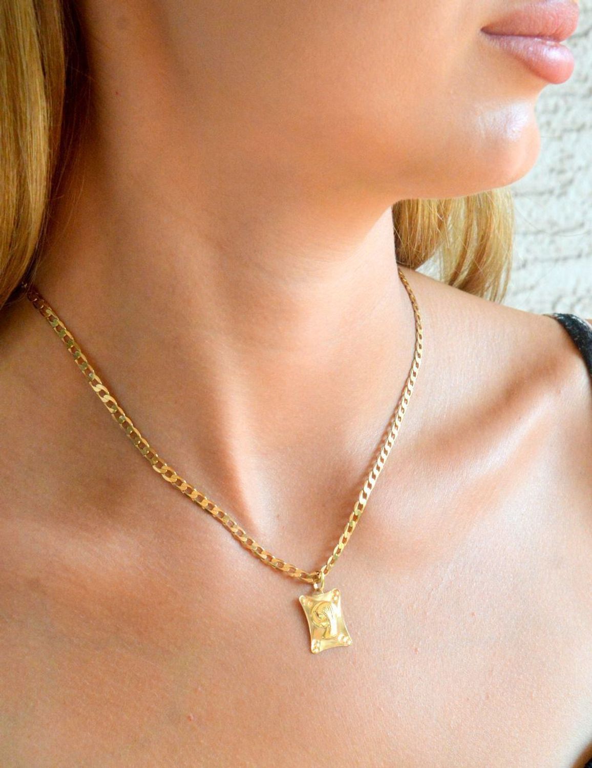 Złota zawieszka 585 medalik Matka Boska Częstochowska BKZ000000-408 Delikatny złoty medalik wykonany ze złota próby 585. Minimalistyczny dodatek, który pasuję do osoby w każdym wieku..jpg