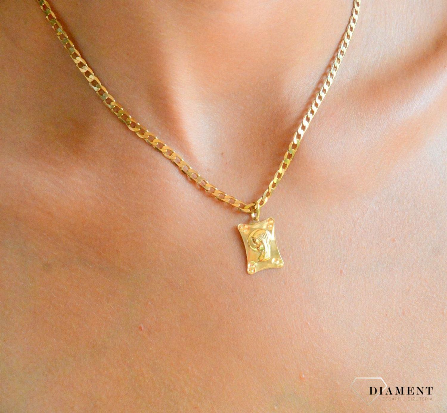 Złota zawieszka 585 medalik Matka Boska Częstochowska BKZ000000-408 Delikatny złoty medalik wykonany ze złota próby 585. Minimalistyczny dodatek, który pasuję do osoby w każdym wieku..jpg