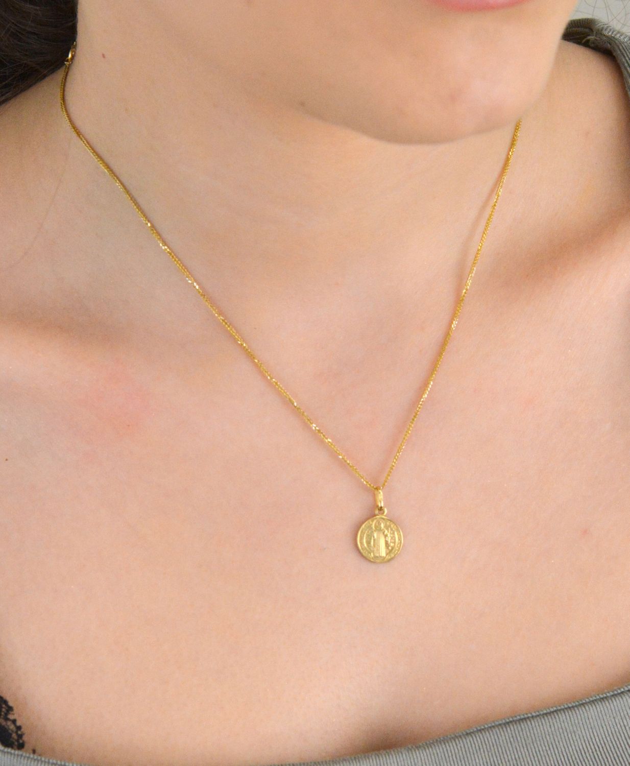 Medalik złoty pr 585, BKZ000000-411 św Benedykt  Złota zawieszka 585 medalik św Benedykt. Piękny medalik o bogatej symbolice religijnej. Religijną biżuterię wykonano z  2.jpg