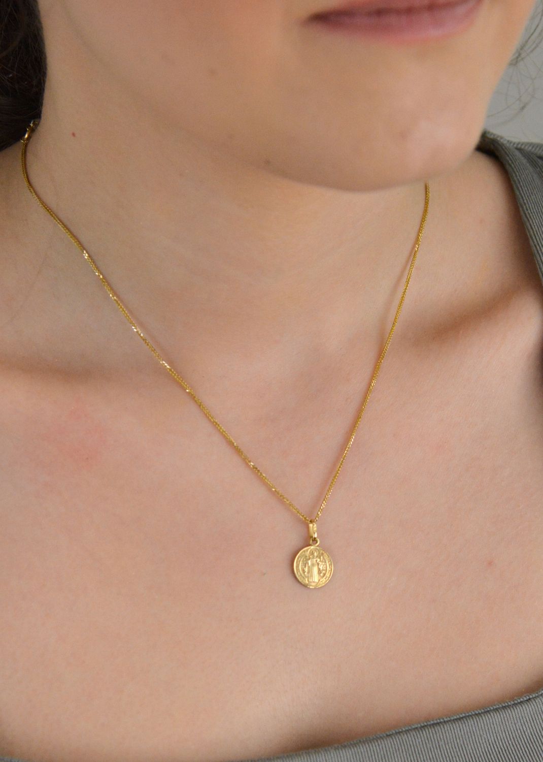 Medalik złoty pr 585, BKZ000000-411 św Benedykt  Złota zawieszka 585 medalik św Benedykt. Piękny medalik o bogatej symbolice religijnej. Religijną biżuterię wykonano z  2.jpg