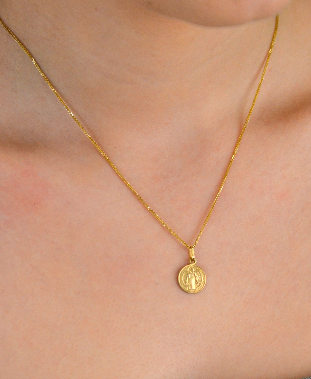 Medalik złoty pr 585, BKZ000000-411 św Benedykt  Złota zawieszka 585 medalik św Benedykt. Piękny medalik o bogatej symbolice religijnej. Religijną biżuterię wykonano z  2.jpg