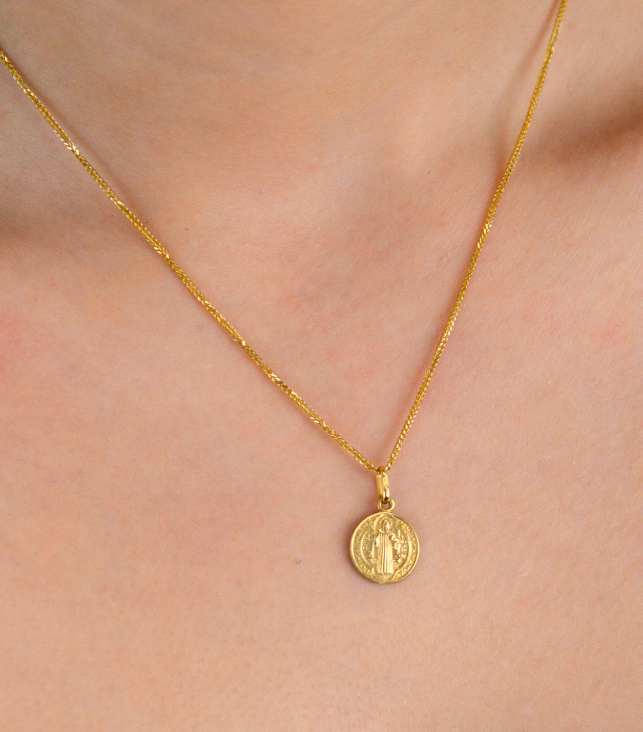 Medalik złoty pr 585, BKZ000000-411 św Benedykt  Złota zawieszka 585 medalik św Benedykt. Piękny medalik o bogatej symbolice religijnej. Religijną biżuterię wykonano z  2.jpg