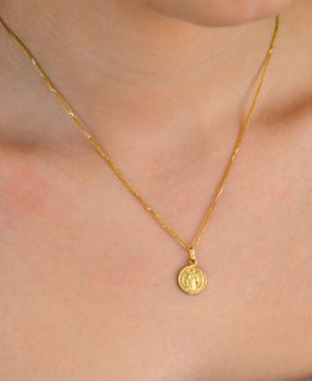 Medalik złoty pr 585, BKZ000000-411 św Benedykt  Złota zawieszka 585 medalik św Benedykt. Piękny medalik o bogatej symbolice religijnej. Religijną biżuterię wykonano z  żółtego złota próby 585 (3).JPG