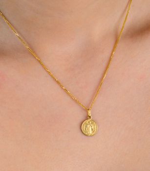 Medalik złoty pr 585, BKZ000000-411 św Benedykt  Złota zawieszka 585 medalik św Benedykt. Piękny medalik o bogatej symbolice religijnej. Religijną biżuterię wykonano z  żółtego złota próby 585 (4).JPG