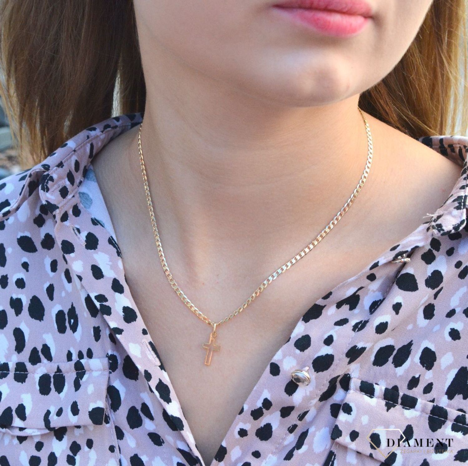 Złota zawieszka na łańcuszek krzyżyk 1,5 cm diamentowany BKZ000000-416. Złoty wisiorek krzyżyk to biżuteria sakralna, która sprawdzi się jako prezent na takie okazje jak chrzest, bierzmowanie czy komunia..jpg