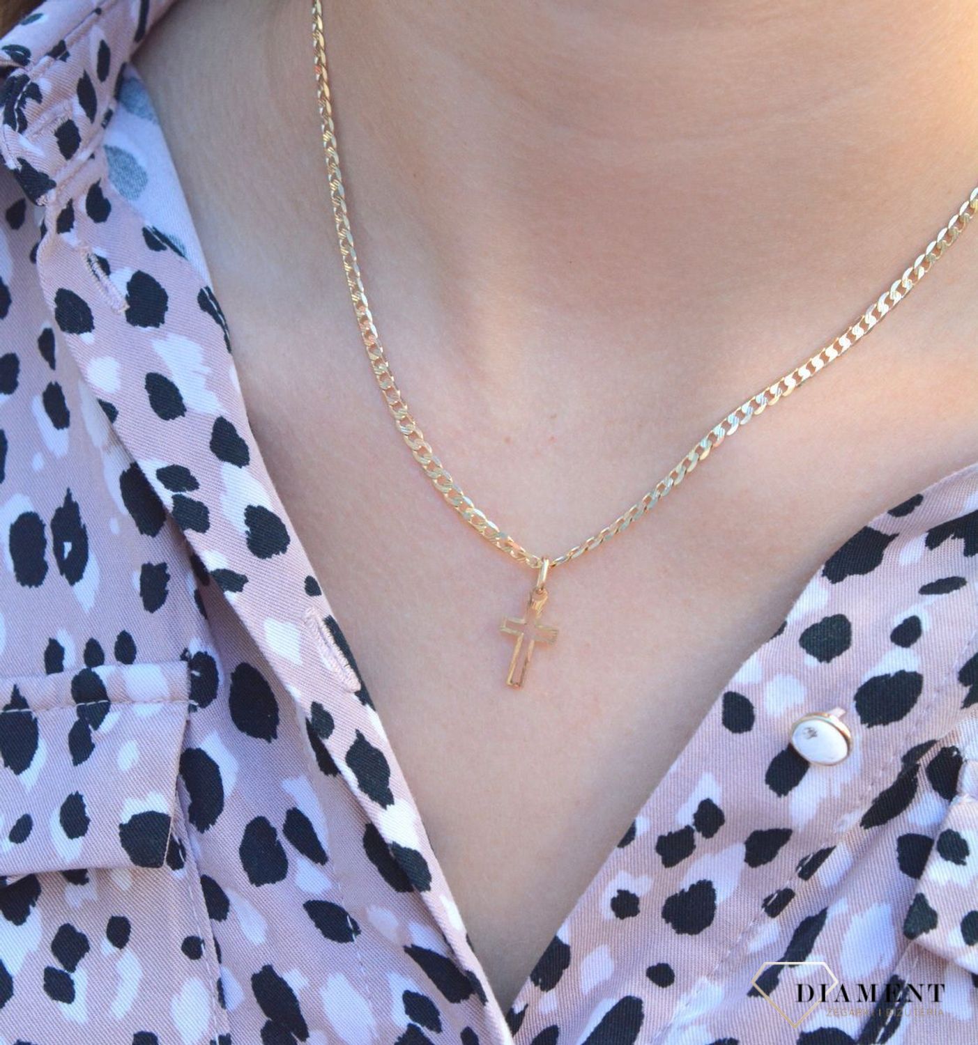 Złota zawieszka na łańcuszek krzyżyk 1,5 cm diamentowany BKZ000000-416. Złoty wisiorek krzyżyk to biżuteria sakralna, która sprawdzi się jako prezent na takie okazje jak chrzest, bierzmowanie czy komunia..jpg