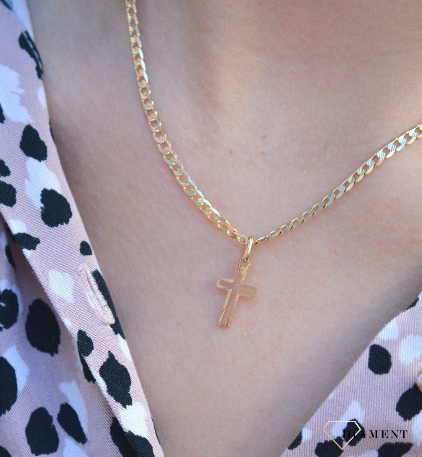 Złota zawieszka na łańcuszek krzyżyk 1,5 cm diamentowany BKZ000000-416. Złoty wisiorek krzyżyk to biżuteria sakralna, która sprawdzi się jako prezent na takie okazje jak chrzest, bierzmowanie czy komunia..jpg