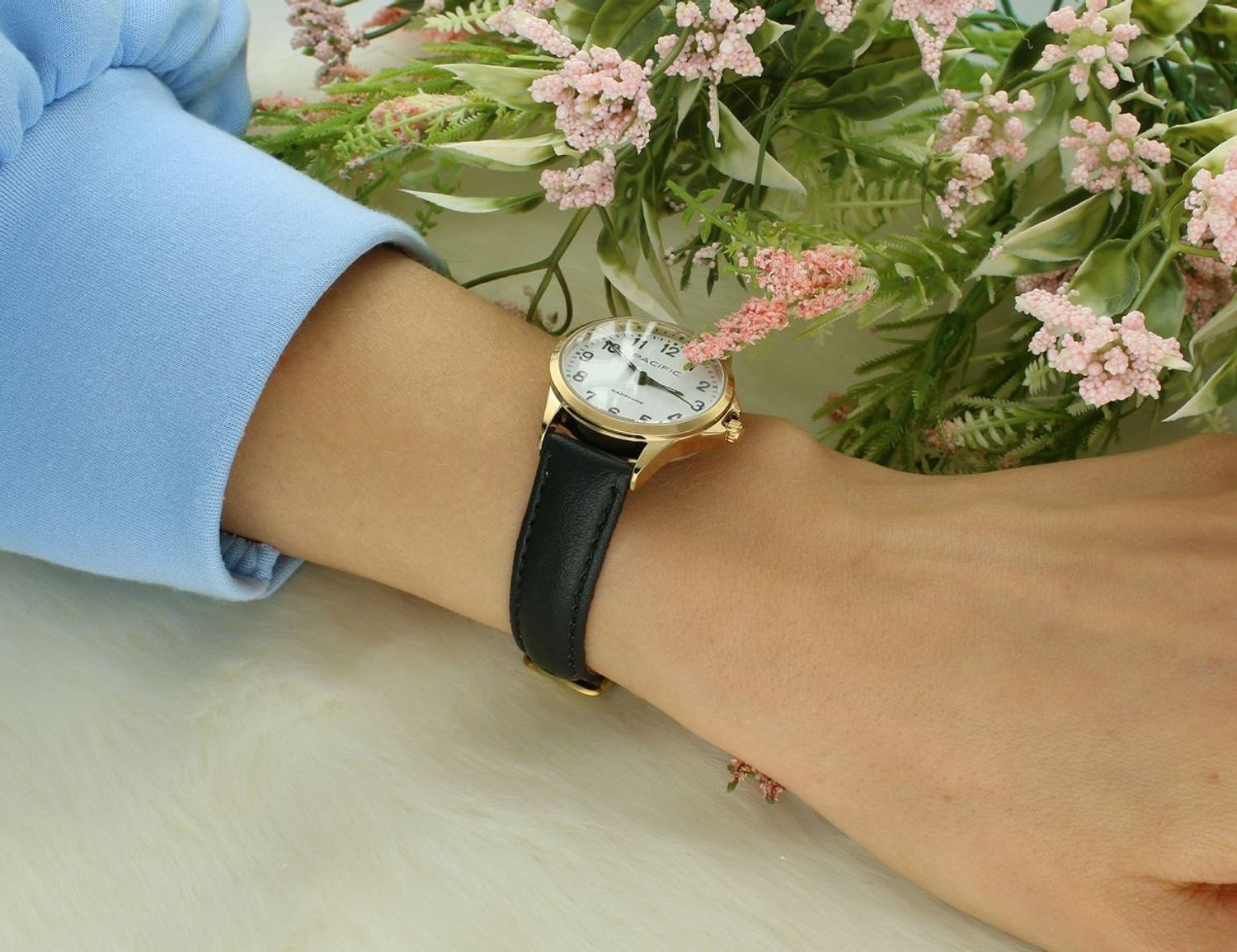 Zegarek Pacific Sapphire BLA-1101-03 – Zegarek Damski Złoty z Białą Tarcza i Czarnym Skórzanym Paskiem.jpg