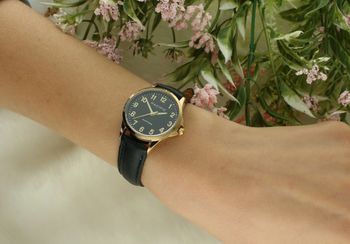 Elegancki damski zegarek Pacific Sapphire BLA-1101-04 z szafirowym szkłem, złotą kopertą i czarnym skórzanym paskiem. Styl i precyzja w jednym (3).jpg