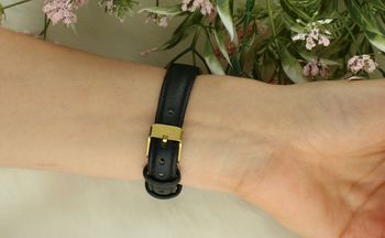 Elegancki damski zegarek Pacific Sapphire BLA-1101-04 z szafirowym szkłem, złotą kopertą i czarnym skórzanym paskiem. Styl i precyzja w jednym (4).jpg