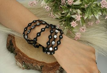 Bransoletka czarna z białymi kryształami Swarovski Dotty Elegant Crystal.jpg