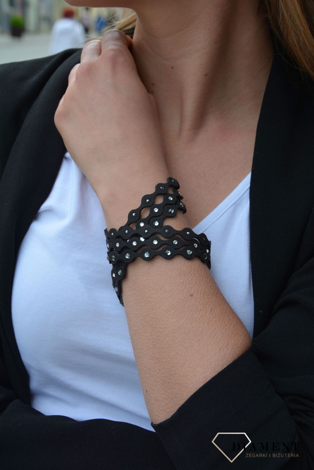 Modna bransoletka damska w czarnym kolorze z pięknymi kryształami Swarovskiego. Zapięcie na guzik. Piękny pomysł na prezent..jpg