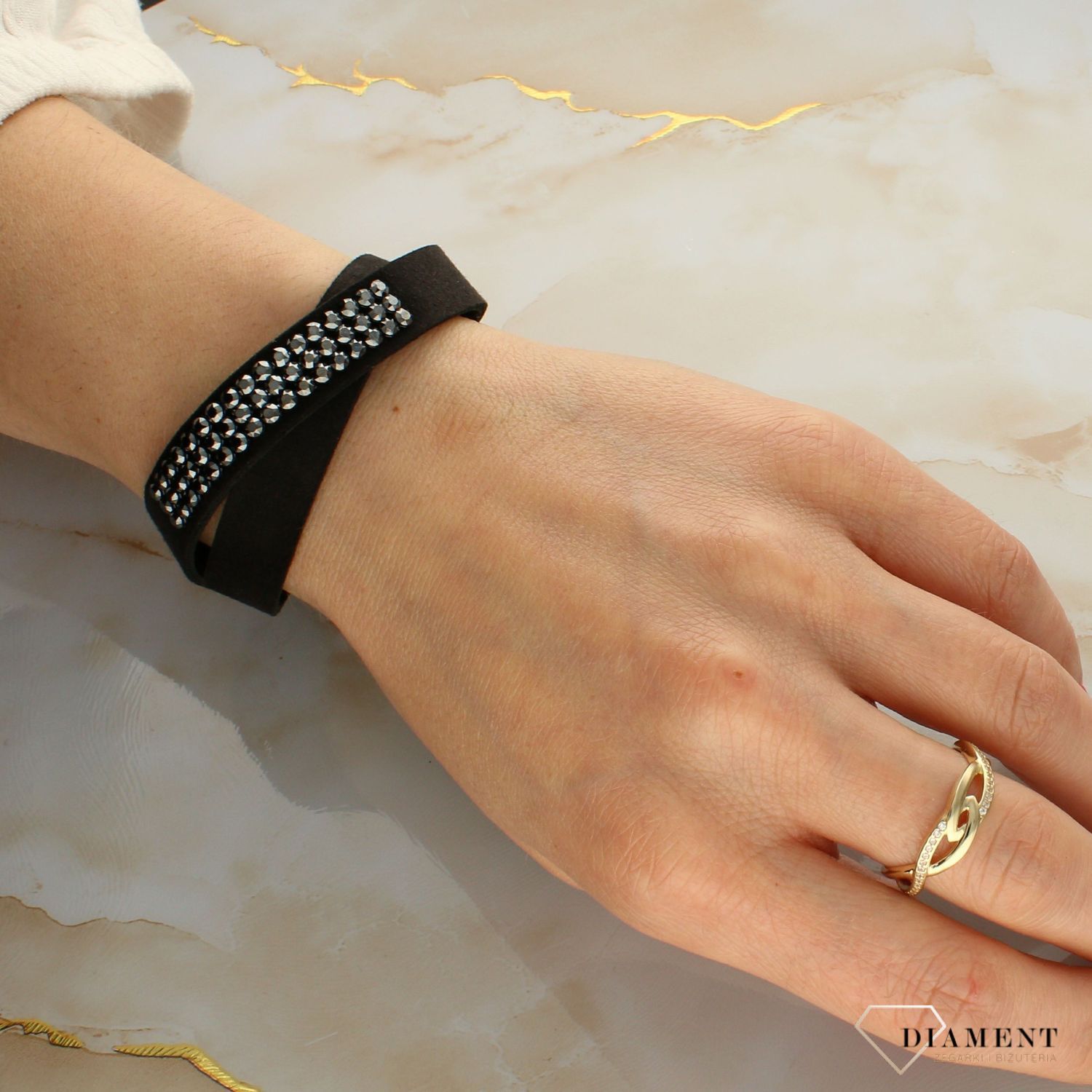 Bransoletka damska Spark Beautiful Alcantara BLNMESHU3CZJ. Bransoletka damska Spark. Bransoletka damska z alcantary. Czarna bransoletka z kryształkami. Bransoletka czarna Spark. Bransoletka SPARK Swarovski idealna na.jpg
